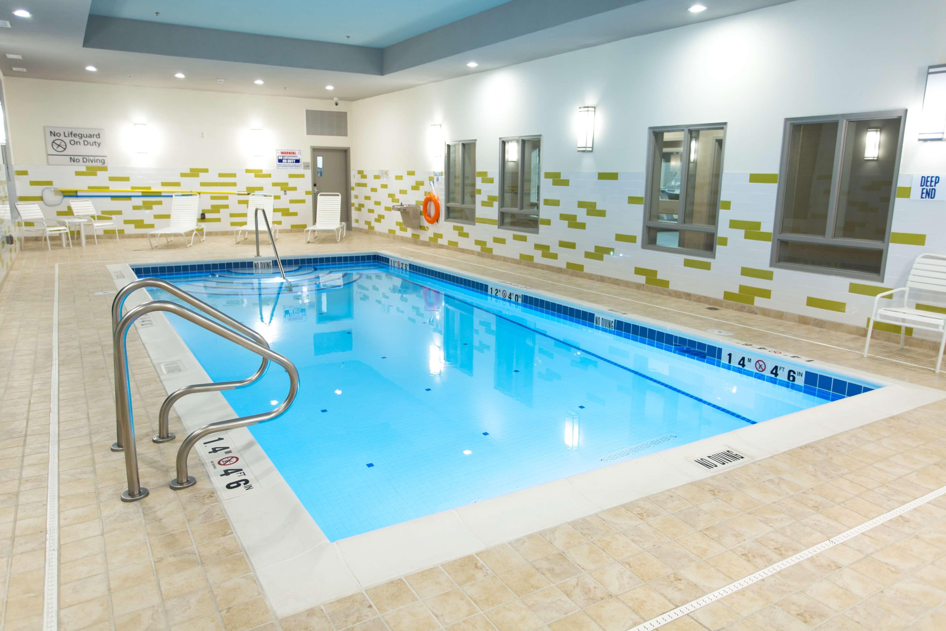 Hampton Inn By Hilton Lloydminster Ngoại thất bức ảnh